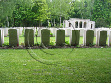 Graves 4.Z.7 to 4.Z.13, Crew of Halifax NA240 Z5-V, Berlin 1939-1945 War Cemetery, 2nd view (462 Squadron)